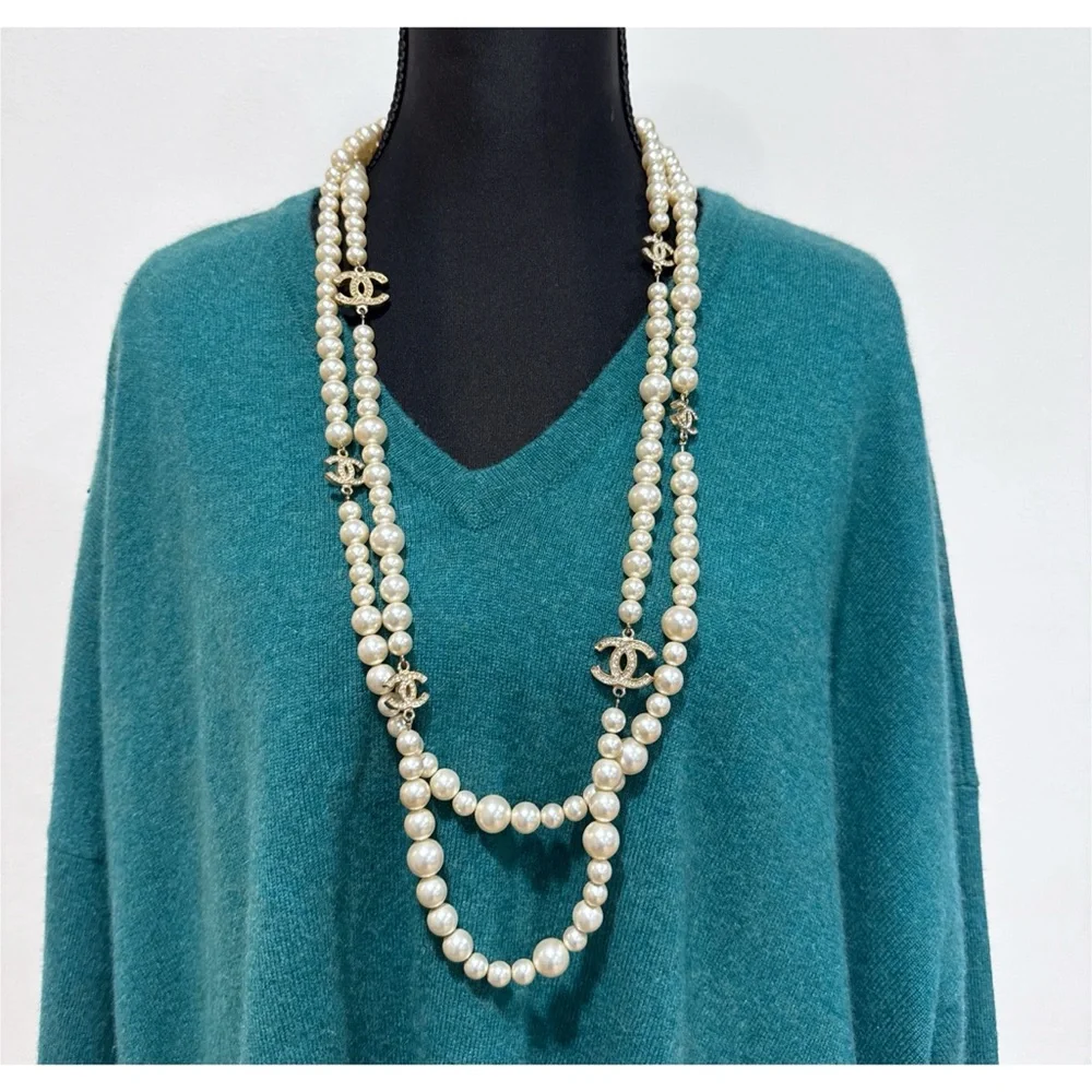 Chanel Faux Pearl & Strass CC Double Strand Rhinestone Logo Long Necklace - Picture 10 of 11